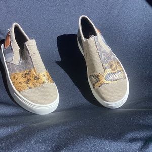 Sassy snake skin prints boat shoes worn only one hour size 6